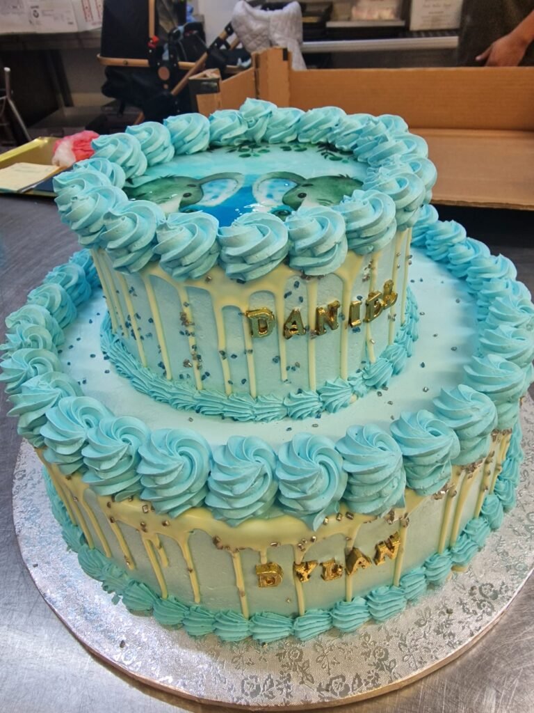 Tarta de bautizo para niño de 2 pisos
