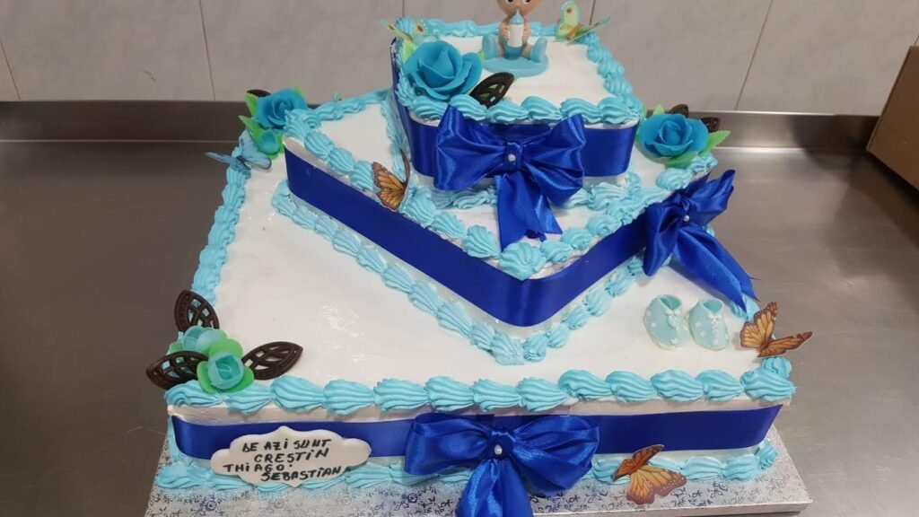 Tarta de bautizo para niño de 3 pisos
